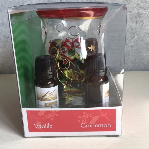 Christmas Holiday Essential 4 Oils and Glass Oil Warmer - Picture 4 of 5
